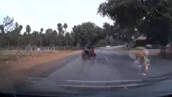 பைக் மீது கார் மோதிய விபத்தின் பரபரப்பு காட்சி