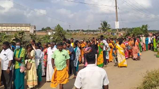 சிறுவாபுரி முருகன் கோயிலில் அலைமோதிய பக்தர்கள் கூட்டம்