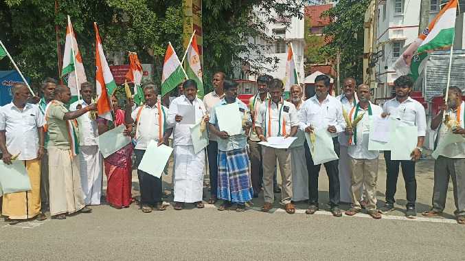 மக்காச்சோள கதிர்களை அனுப்பி நூதன போராட்டம்