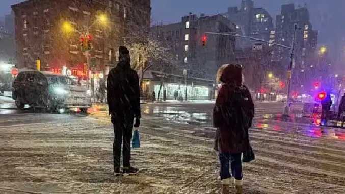 அமெரிக்காவை புரட்டிப்போட்ட பாம் சைக்ளோன் பனிப்புயல்