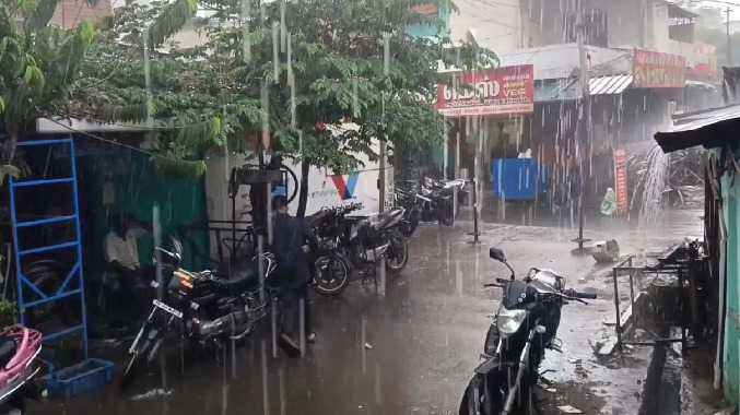 திடீரென கொட்டித்தீர்த்த மழை