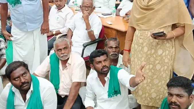 குறைதீர் நாள் கூட்டத்தில் விவசாயிகள் போராட்டம்