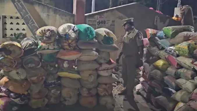 ரயில் நிலைய நடைமேடையில் 2 டன் ரேஷன் அரிசி