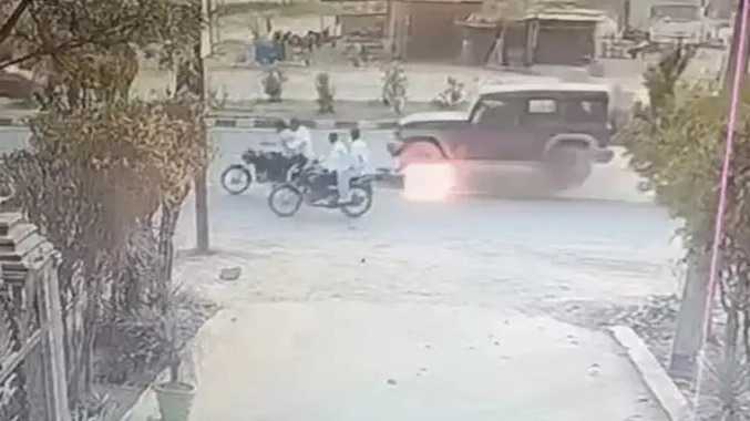 காரை பின் தொடர்ந்த பைக் காருக்கடியில் சிக்கியது