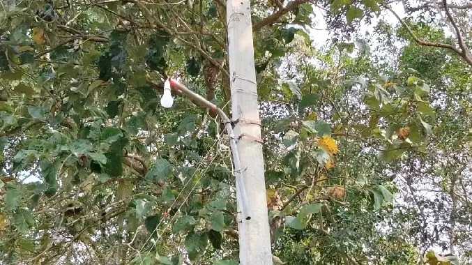 சாலையில் நடுவே ஆபத்தான முறையில் மின்கம்பங்கள்