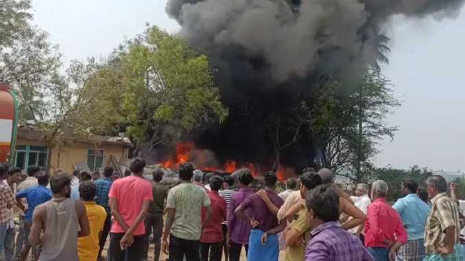 கொளுந்து வீட்டு எரிந்த தீயால் எழுந்த கரும்புகை
