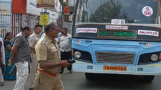 இரு சக்கர வாகனத்திலிருந்து தடுமாறி கீழே விழுந்த மாணவன்