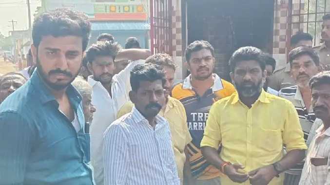 பீடம் உடைந்து தேவரின் உருவப்படம் எரிந்து சேதம்