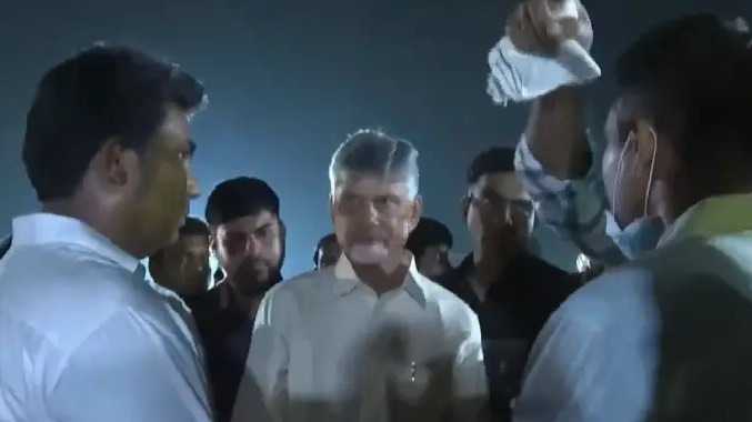 ஆலையில் இருந்த பட்டாசுகள் முழுவதுமாக வெடித்து சிதறின