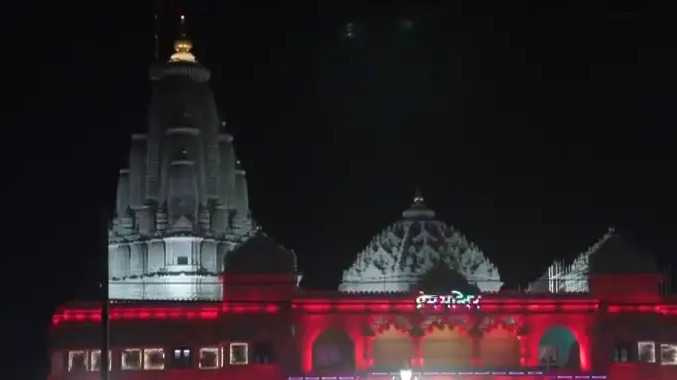 ஹோலி பண்டிகை: மின்னொளியில் ஜொலிக்கும் பிருந்தாவன்