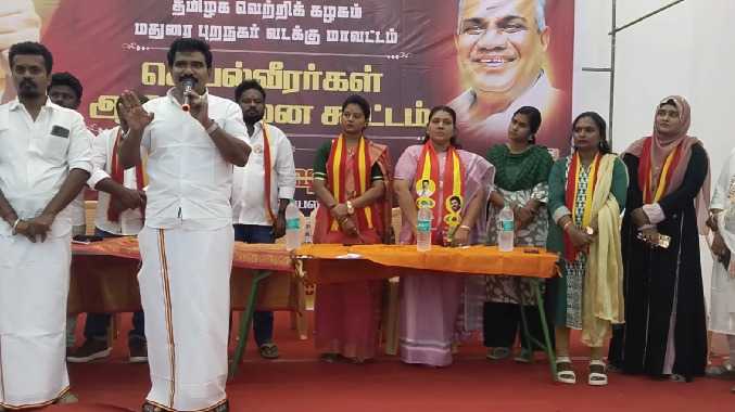 இது அதிமுக போஸ்ட்ரா? இல்ல பாஜக போஸ்டரா?