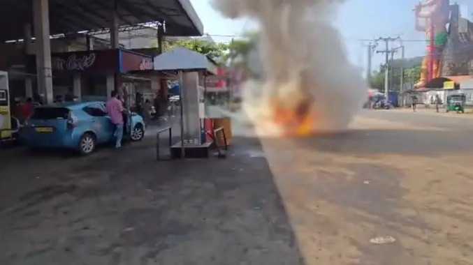 பெட்ரோல் நிரப்ப காத்திருந்த பைக் பற்றிய  திடீர் தீ