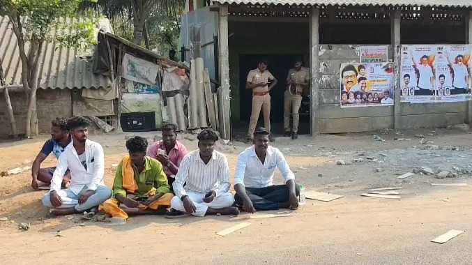 மதுஅருந்திவிட்டு பைக்கில் சென்ற இளைஞரை தாக்கியதாக புகார்