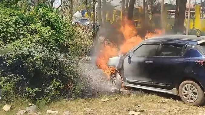 தேவாலய வளாகத்தில் நிறுத்தியிருந்த கார் தீப்பிடித்தது