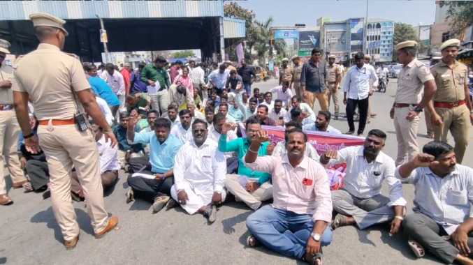 திடீரென அரசு ஊழியர்கள் செய்த செயல்