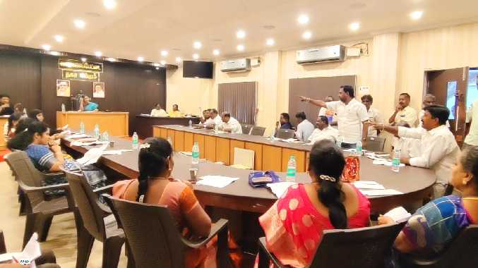 நகராட்சி மன்ற கூட்டத்தில் சலசலப்பு