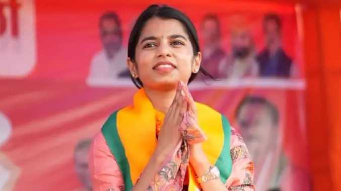 இசை நிகழ்ச்சியில் கவனம் ஈர்த்த இளம்பெண் எம்.எல்.ஏ.