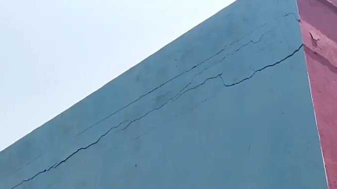 அங்கன்வாடி மையத்தில் பெயர்ந்து விழுந்த மேற்கூரை பூச்சு