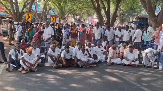 பென்னாகரம் அருகே கிராம மக்கள் சாலை மறியல்
