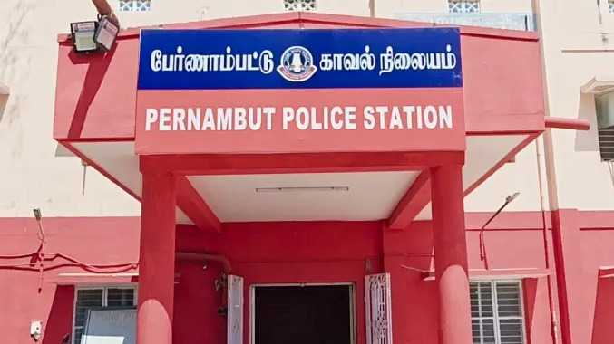 இருசக்கர வாகனத்தின் சீட்டை உடைத்து ரூ.1,05,000 திருட்டு