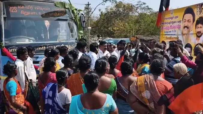 கும்மிடிப்பூண்டி எம்.எல்.ஏவை முற்றுகையிட்ட கிராம பெண்கள்