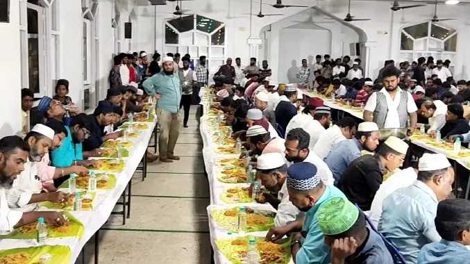 பள்ளிவாசலில் விடிய விடிய நடந்த ரம்ஜான் நோன்பு சகர் விருந்து