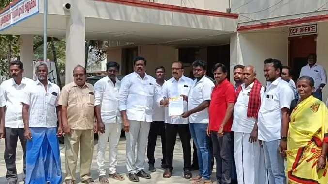 தி.மு.க. பேனரை அ.தி.மு.க.வினர் கிழித்ததாக குற்றச்சாட்டு