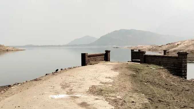 நீர்மட்டம் குறைவால் வெளியே தெரியும் கற்பாலம்