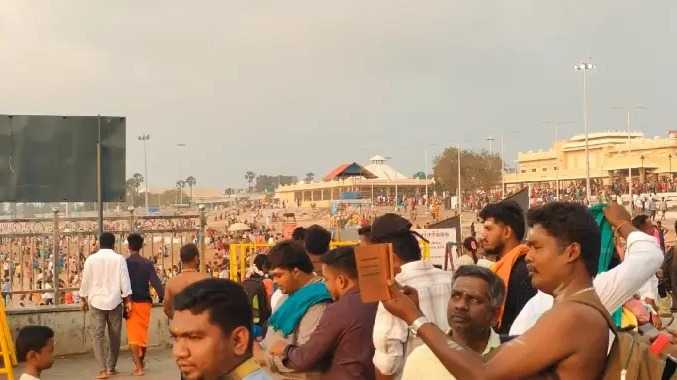 விடுமுறையை முன்னிட்டு முருகன் கோயிலில் குவிந்த பக்தர்கள்
