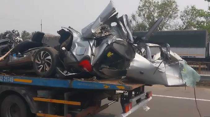 விபத்தில் அப்பளமாக நொறுங்கிய கார்