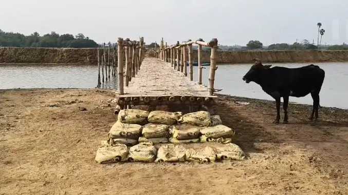 சீர்காழி அருகே ஆற்றின் குறுக்கே சேதமடைந்த மூங்கில் பாலம்