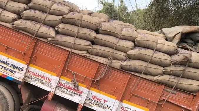 சாலையோர பள்ளத்தில் இறங்கி விபத்துக்குள்ளான லாரி