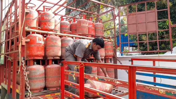 இந்தியா முழுவதும் கேஸ் சிலிண்டர் தட்டுப்பாடு