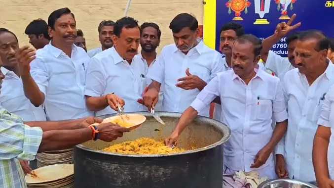 அதிமுக சார்பில் நலத்திட்ட உதவிகள் வழங்கப்பட்டன
