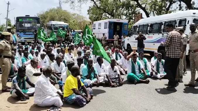 மறியலில் ஈடுப்பட்ட விவசாயிகளை கைது செய்த போலீசார்