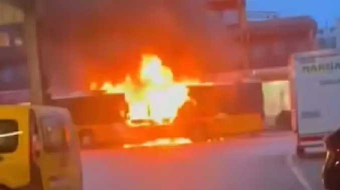 அடர்ந்த புகை மூட்டத்துடன் பற்றி எரிந்த பேருந்து