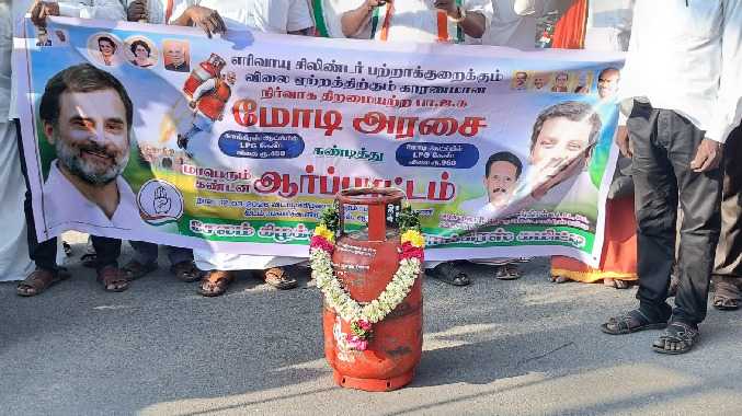 சிலிண்டருக்கு மாலை போட்டு அஞ்சலி