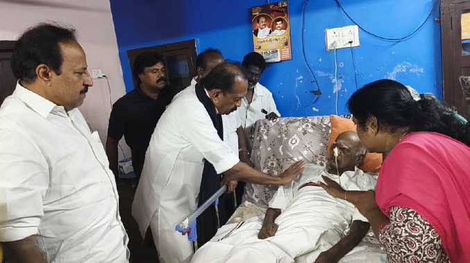 கண்கலங்கிய தொண்டரை தேற்றிய வைகோ...