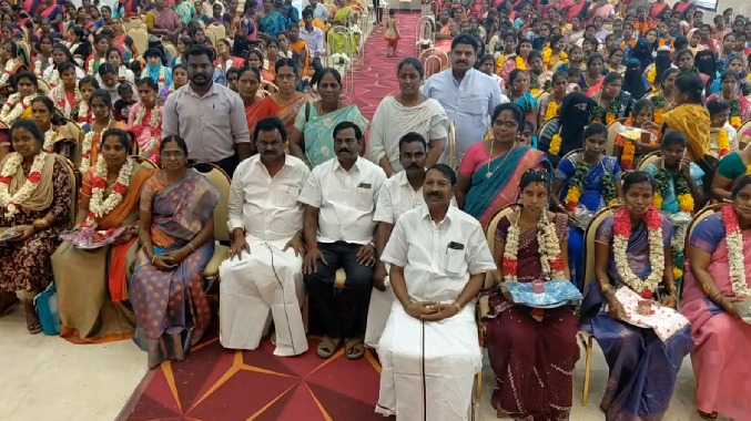 கர்ப்பிணி தங்கைகளுக்கு சீர் சுமந்த எம்.எல்.ஏ