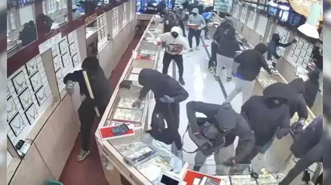 இந்திய வம்சாவளி குடும்பத்தின் நகைக்கடையில் கொள்ளை