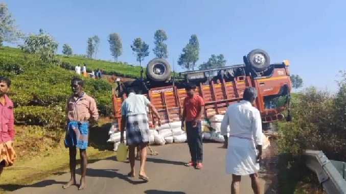 தலை குப்புறக்கவிழ்ந்த லாரி..!