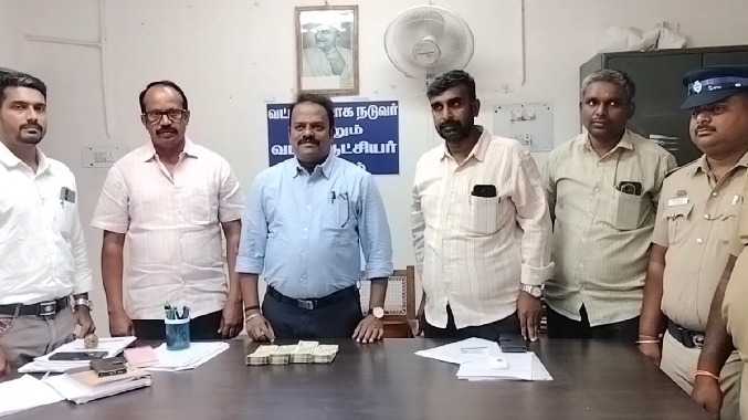 அழுது மன்றாடும் இளம்பெண்