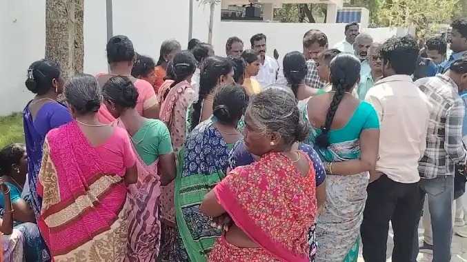 காவல்துறையை கண்டித்து தர்ணாவில் ஈடுபட்ட குடும்பத்தினர்