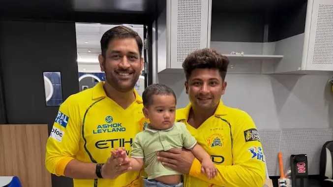 சர்பராஸ் கானின் குழந்தையுடன் விளையாடிய தோனி