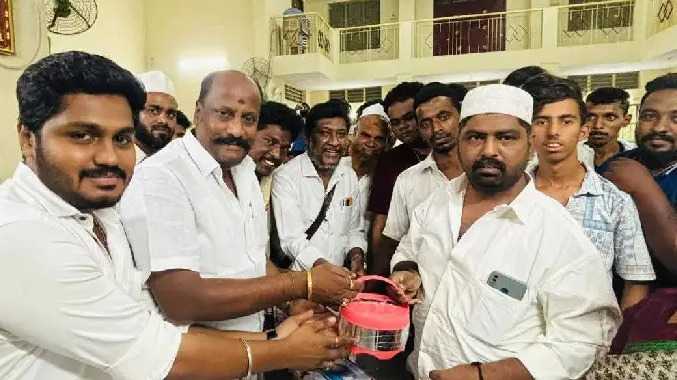 தேர்தல் நடத்தை விதிமுறைகளை மீறி பரிசு வழங்கியதாக புகார்