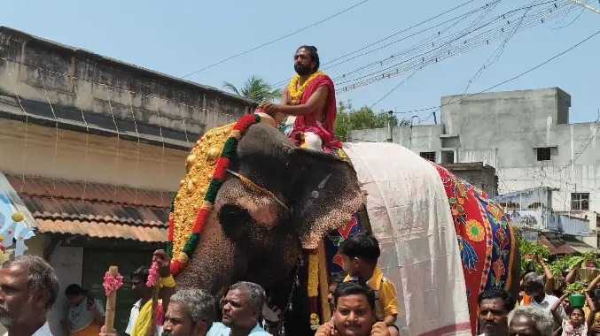 காவிரி ஆற்றில் புனித நீர் எடுக்கும் நிகழ்ச்சி கோலாகலம்