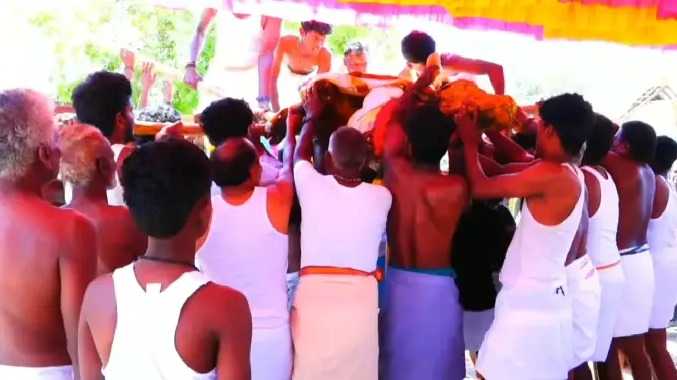 காளையின் உடலுக்கு வேட்டி துண்டு அணிவித்து பெண்கள் ஒப்பாரி