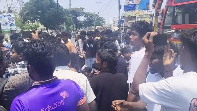 சாலை மறியலில் ஈடுபட்ட மாணவரின் உறவினர்கள்