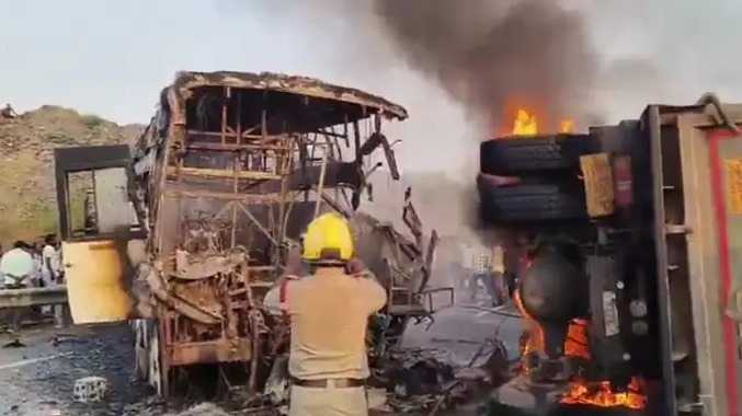 லாரியில் மோதியதும் மளமளவென தீப்பற்றி எரிந்த பேருந்து