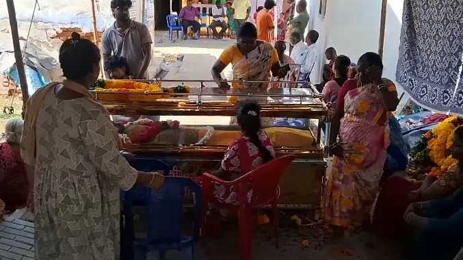 பைக்கில் கணவருடன் ஹெல்மெட் அணியாமல் சென்றதால் விபரீதம்